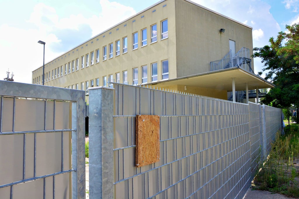 Das vermeintliche Asylheim in der Vierzoner Straße in Bitterfeld. Das Bauschild wurde seit Dienstagabend von Unbekannten entfernt.