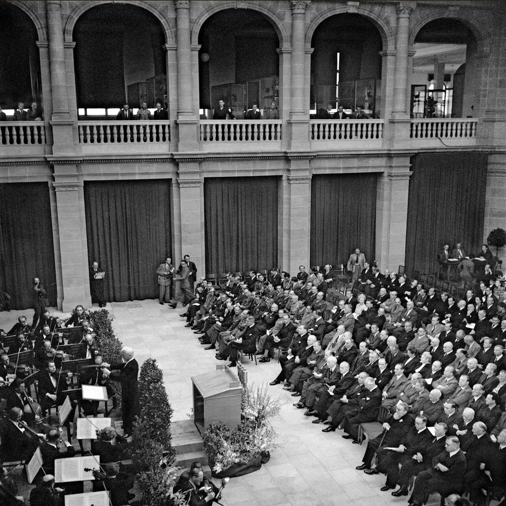 Im Museum Koening in Bonn werden am 1. September 1948 die Beratungen des Parlamentarischen Rates zur Ausarbeitung des Grundgesetzes mit einem Festakt eröffnet.