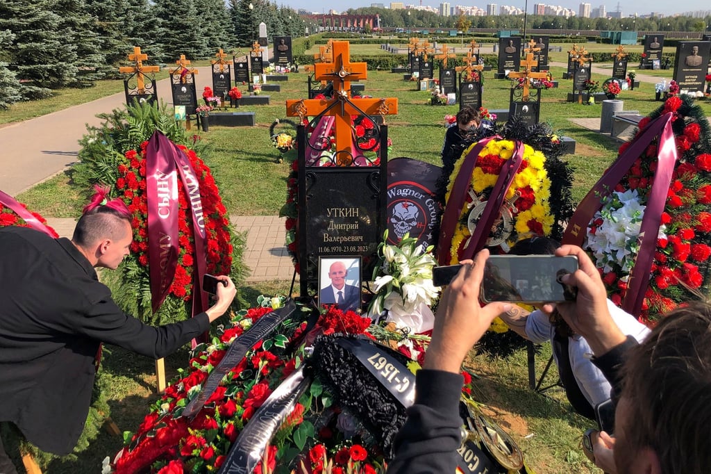 Dmitri Utkin wurde auf dem Föderalen Militärfriedhof bei Moskau beigesetzt.