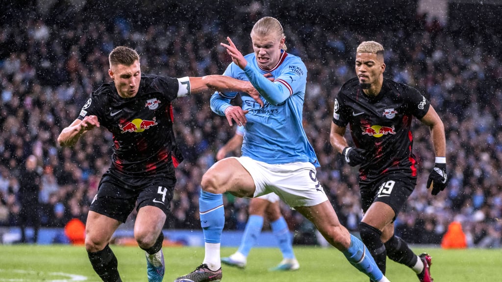 RB-Kapitän Willi Orban (l.) im Duell mit Erling Haaland.