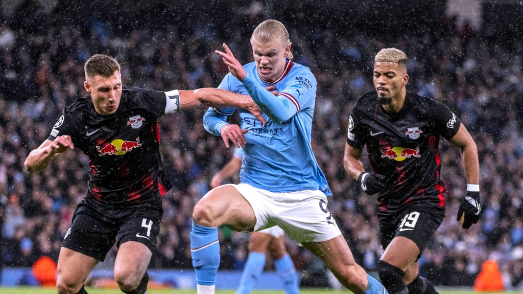 RB-Kapitän Willi Orban (l.) im Duell mit Erling Haaland.