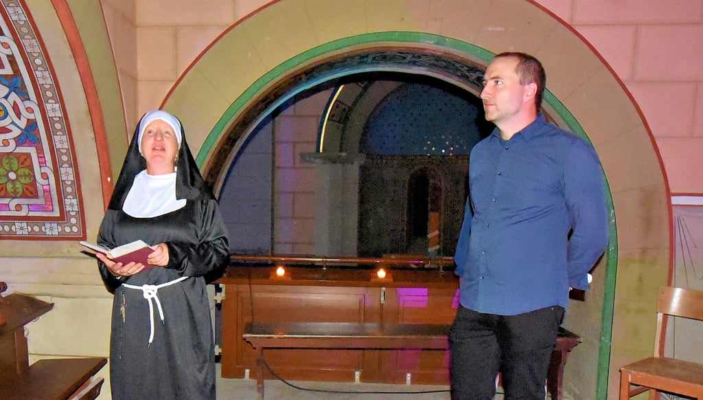 Der evangelische Pfarrer Kornelius Werner und Bettina Schmidt im Gewand der letzten Äbtissin des Hecklinger Klosters, Barbara Schildes, führten die Besucher gemeinsam mit Karl-Heinz Kürbis auf den Spuren des ehemaligen Benediktinerinnenklosters durch die Kirche und deren Umfeld.