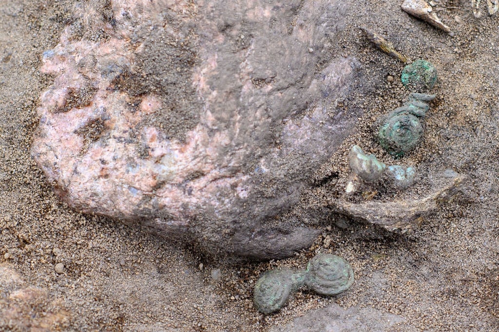 Bronzeschmuck liegt in einem Steinkistengrab aus der Eisenzeit.