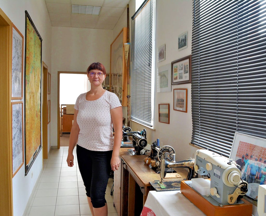 Yvonne Hopp, hier in einem Teil des Theißener Heimatmuseums, ist Vorsitzende des Heimatvereins im Ort.