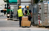 Arbeiter bringen Material von einer Baustelle. Wegen fehlender Aufträge entlassen erste Baufirmen in Sachsen-Anhalt auch Personal.