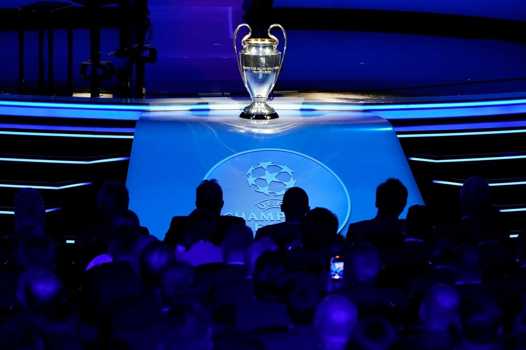 Die UEFA Champions-League-Trophäe steht auf einem Podest vor Beginn der Auslosung.