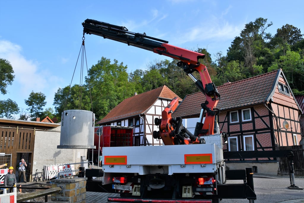 Gegen 9.30 Uhr hängt der knapp sechs Tonnen schwere Pumpwerkschacht am Haken des Schwerlastkrans. 