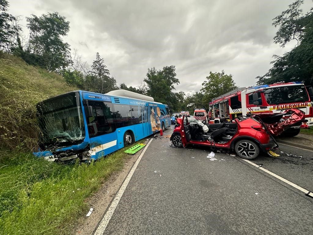 Rettungshubschrauber-Einsatz: Schwerer Unfall Mit Bus Im Harz: Sieben ...