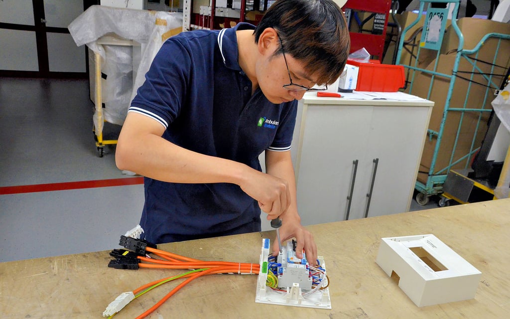 Khuat Dinh Quang absolviert derzeit bei Ambulanz Mobile seine Ausbildung. zum Mechatroniner. Dazu gehört auch das Zusammenschrauben von Sicherungskästen.