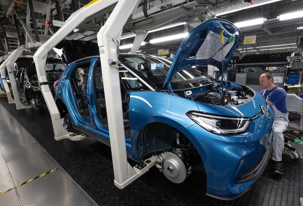 Ein Modell der neuen Generation des ID.3 wird im Werk von Volkswagen in Zwickau montiert.