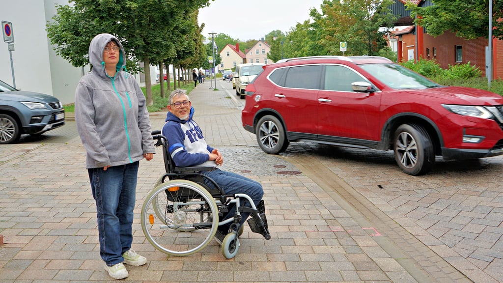Janine und Uwe Teichmann müssen oft lange warten, bis sie die Julius-Bremer-Straße überqueren können. Ebenso schwierig ist es für Fußgänger und Radfahrer in Elbeu, über die Straße zu kommen.