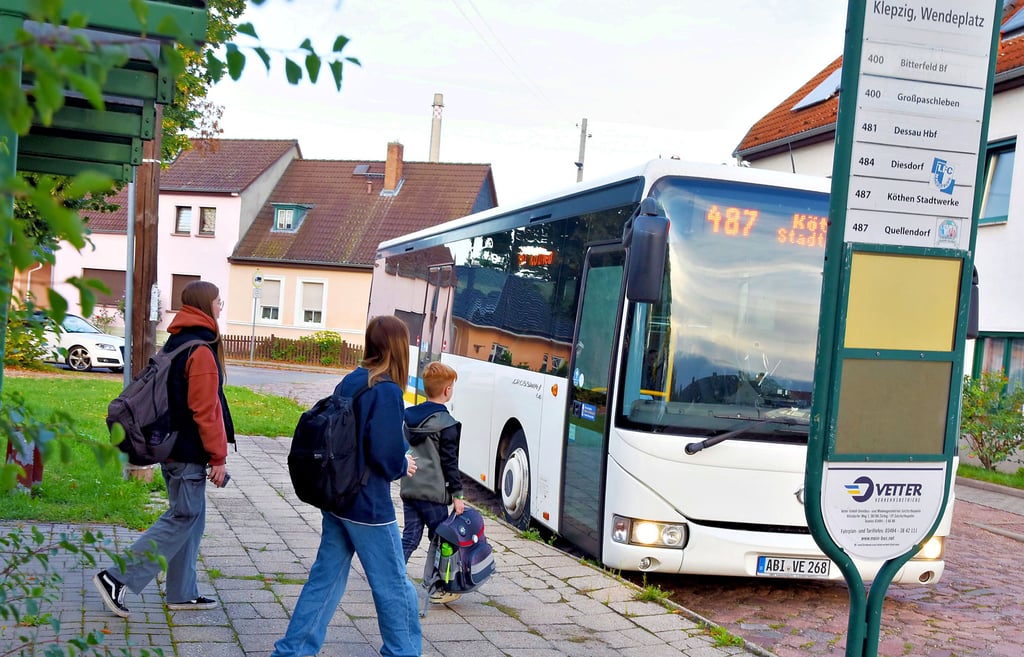 Schüler gehen am Mittwoch gegen 7.21 Uhr am Wendeplatz in Klepzig zum Linienbus 487. Die Haltestelle wurde kürzlich mehrmals „vergessen“.