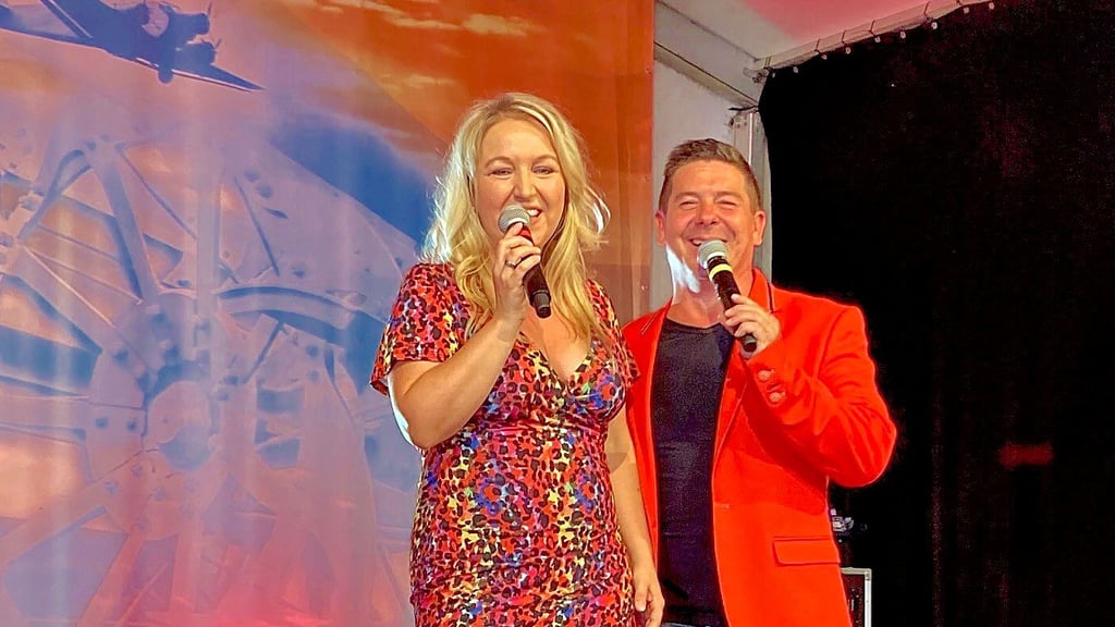 Spielberg, hier auf dem diesjährigen Schifferfest in Roßlau, haben sowohl den Polterabend als auch ihre Hochzeitfeier in der Fläminger Musikscheune gefeiert. Getraut wurden Silke und Dirk am 1. Juni 2007 im historischen Rathaus in Wittenberg.