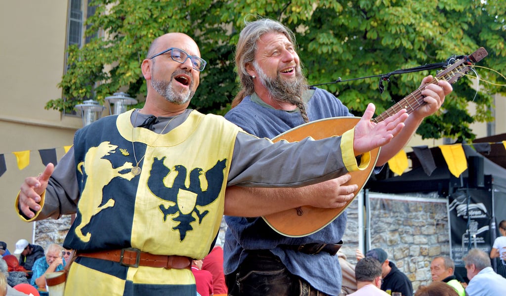 Bürgermeister Andy Haugk (links) und Daniel Scheffler von der Mittelaltermusikgruppe Asa-tru heizen den Besuchern auf dem Mittelaltermarkt ein.