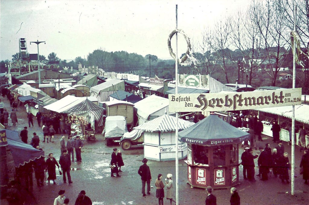 Schon in der Anfangszeit gab es auf dem Neumarkt Jahrmarkt. Das zeigt dieses Foto, das vermutlich aus den 1930er Jahren ist.