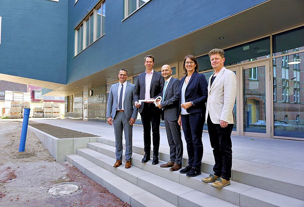 Schlüsselübergabe an den Schulleiter mit Landrat Steffen Burchhardt, seinem Beigeordeten Stefan Dreßler, der SPD-Bundestagsabgeordeten Franziska Kersten und Bauleiter Bernhard Rother.