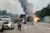 Bei einem schweren Unfall auf der A2 in Sachsen-Anhalt sind am Dienstag mindestens zwei Menschen gestorben.