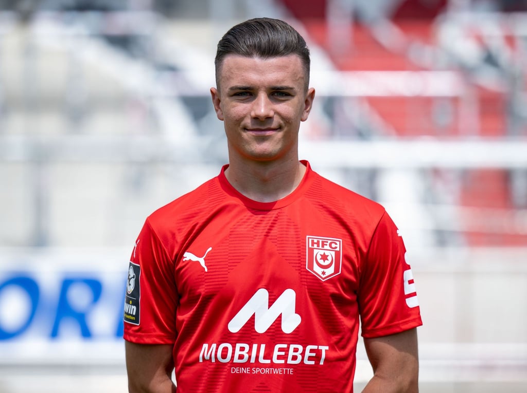 Leon Damer verlässt den Fußball-Drittligisten Hallescher FC und schließt sich dem Regionalligisten Chemnitzer FC an.