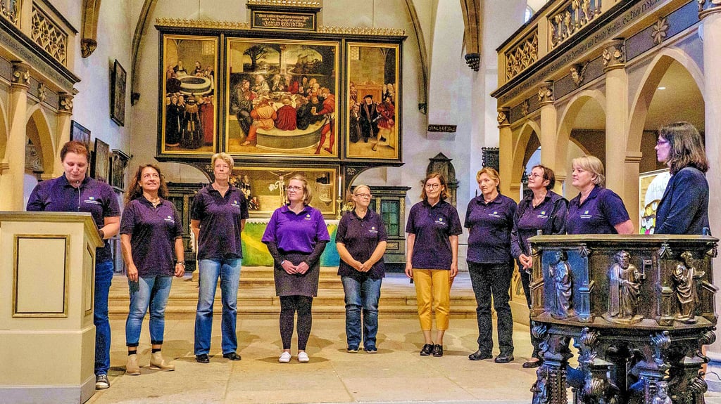Superintendentin Gabriele Metzner (rechts) hat im Rahmen einer Andacht am Donnerstagabend in der Stadtkirche Wittenberg neue Notfallseelsorger sowie deren neue Teamleitung eingeführt. Teamleiterin ist Theresa Pabst-Clemens (links).