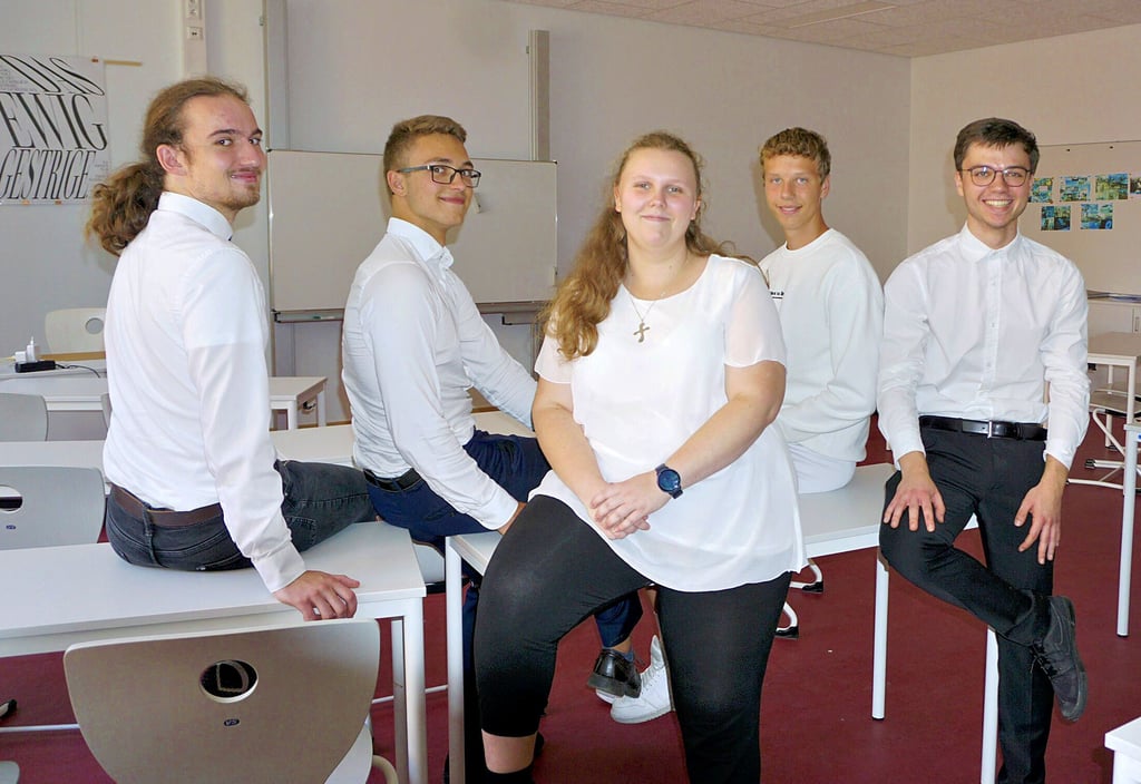 Helene, Anton, Johannes, Marvi und Johannes im Musikraum des Neubaus.