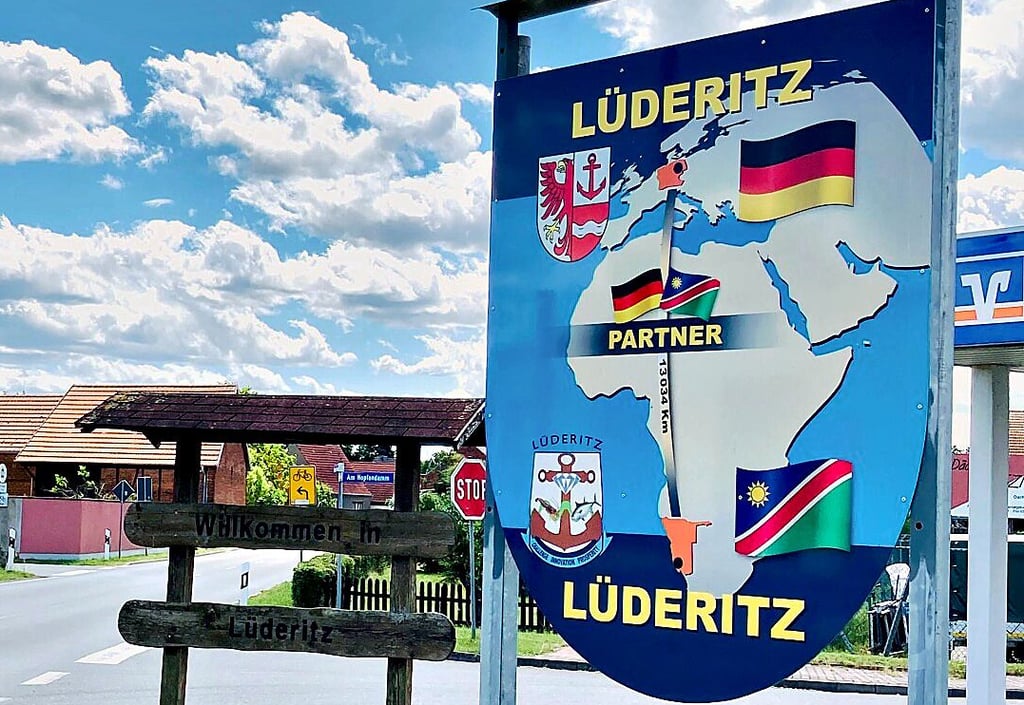 Seit 2019 steht das Partnerschaftsschild am Ortseingang von Lüderitz (Altmark).