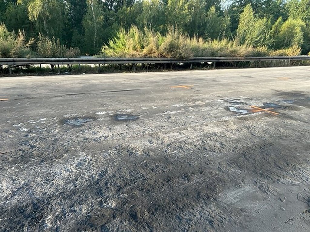 Bei dem schweren Unfall mit mehreren Explosionen wurde die Fahrbahn der A2 auf etwa 40 Meter schwer beschädigt.