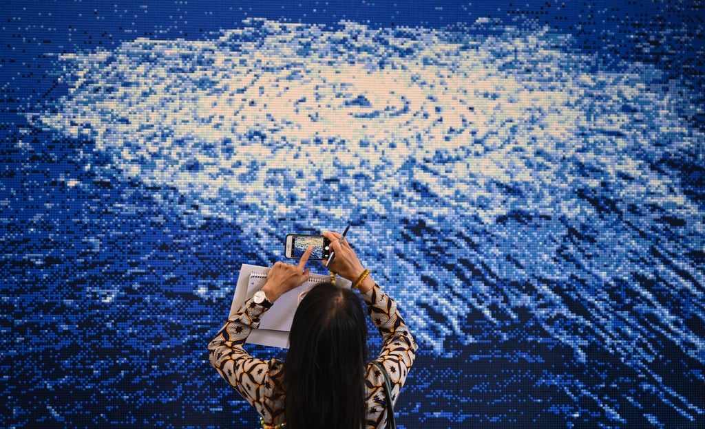 Eine junge Frau fotografiert bei der Vorbesichtigung in der Ausstellung „know thyself“ des Künstlers Ai Weiwei in der Galerie neugerriemschneider das Werk “Nord Stream“.