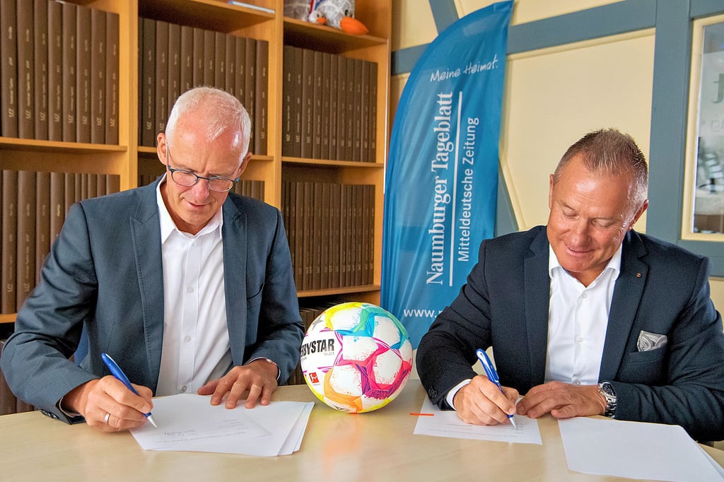 Die Tinte ist mittlerweile trocken, die finanzielle Belohnung für den Tippspiel-Wochensieg auch in dieser Saison gesichert: Tageblatt/MZ-Geschäftsführer Olaf Döring (l.) und der Chef der BRU Security GmbH, Dirk Claus, haben einen Vertrag über die Fortsetzung der Kooperation unterschrieben. Der Sponsor ist in dieser Woche zugleich Tipp-Experte.