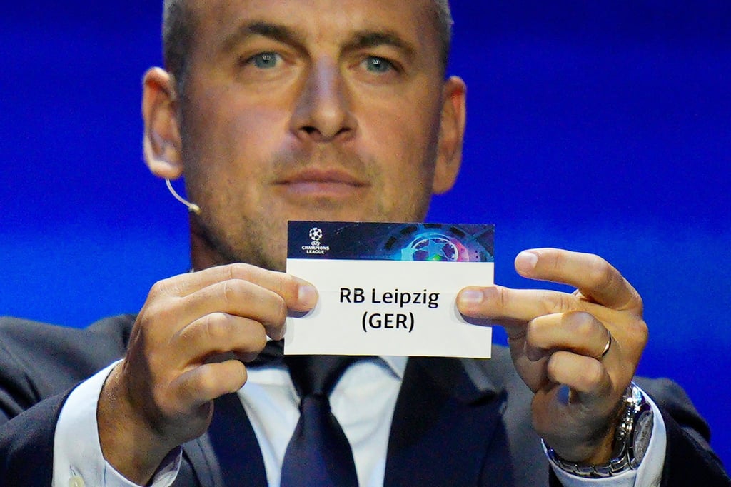 Der ehemalige englische Fußballspieler Joe Cole zeigt das Los von RB Leipzig.