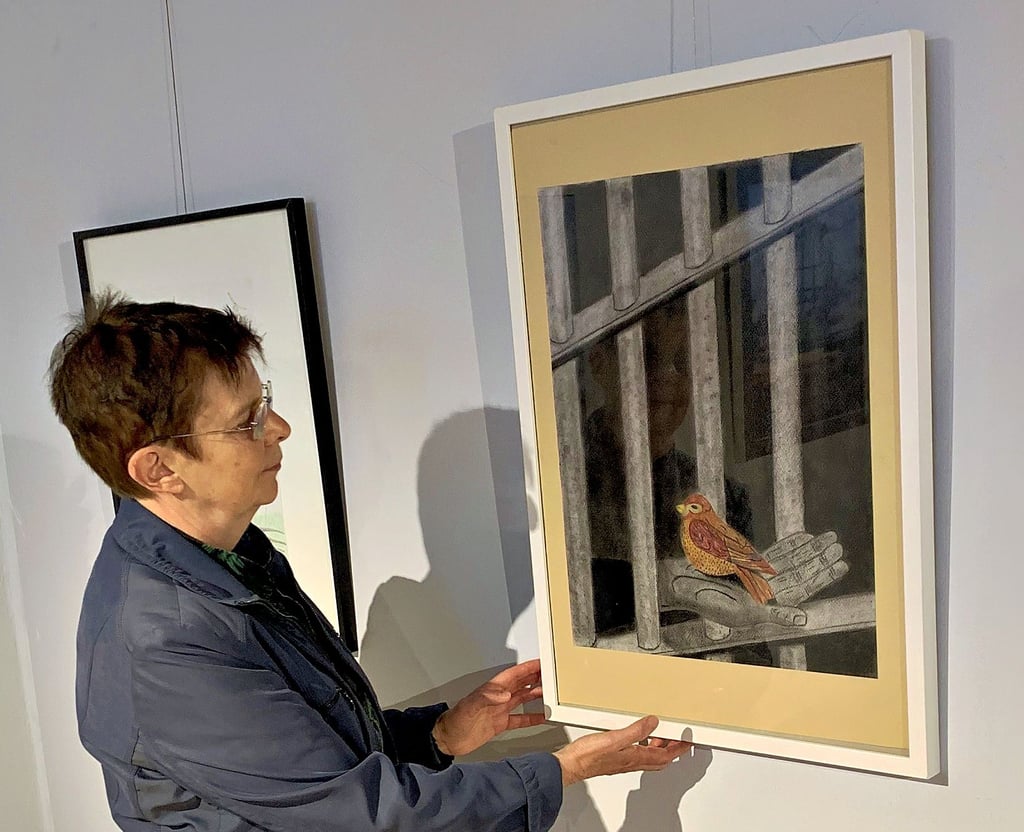 Letzte Handgriffe zur Ausstellungseröffnung im Winckelmann-Museum Stendal tätigte Museumsleiterin Dr. Stephanie-Gerrit Bruer. Hier zu sehen ist ein Bild von Andreas aus Zypern, das den Titel „Die Farbe der Freiheit“ trägt.