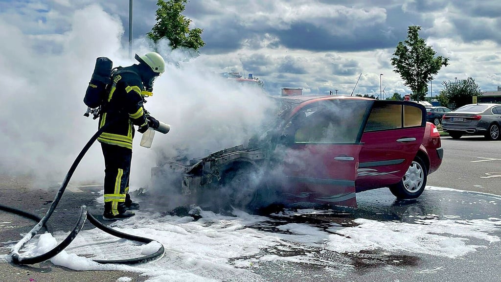 Auf dem Rewe-Parkplatz im weißenfelser Ortsteil Leißling ist am Freitag ein Auto abgebrannt.