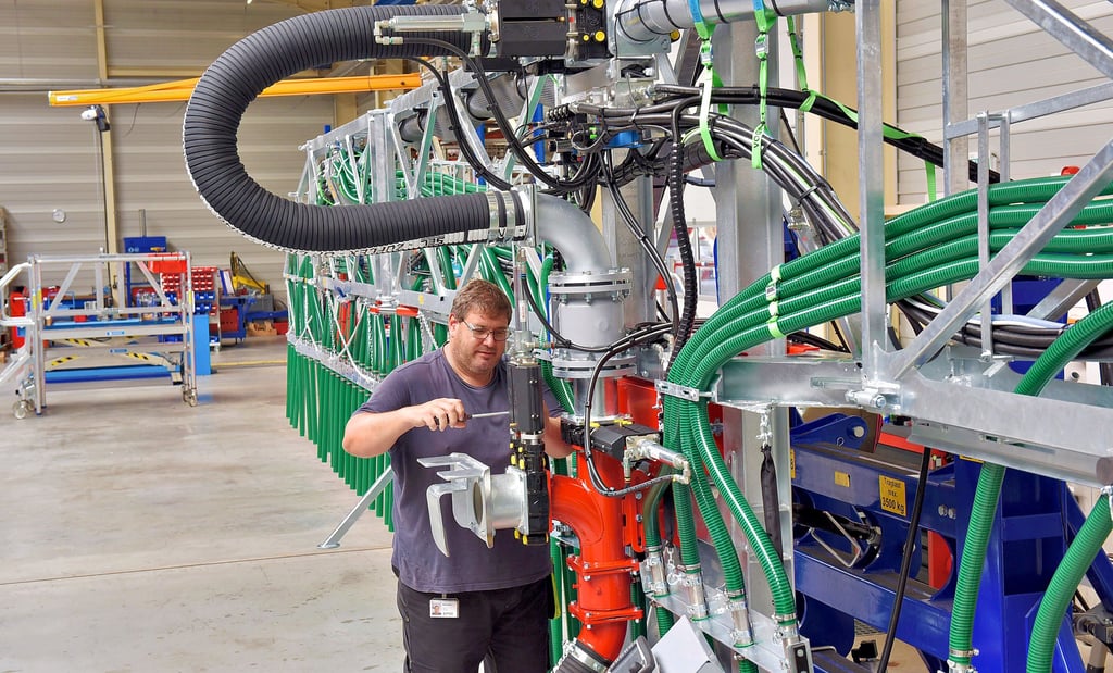 Nico Freund arbeitet an einer Gülleausbringanlage. Die Firma Vogelsang ist bei diesen Anlagen Markt- und Technologieführer in Deutschland.