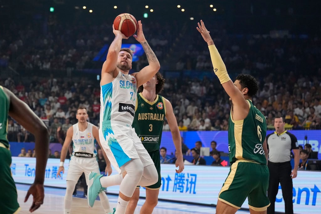 Die Slowenen um Luka Doncic (l) holten gegen Australien einen Sieg.