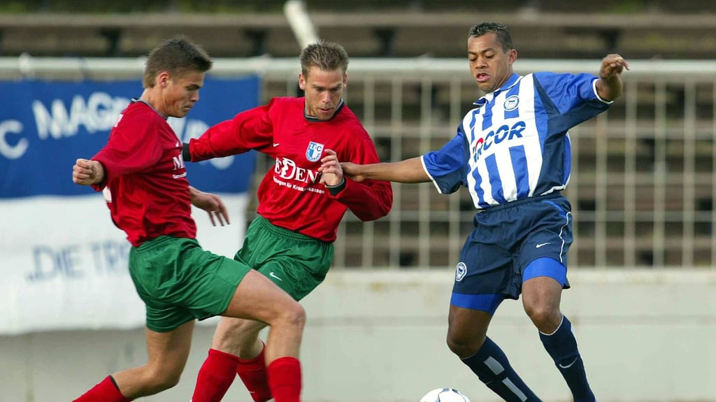 Steve Müller (l.) und Timm Kreibich (beide 1. FC Magdeburg) gegen Hertha-Legende Marcelinho beim Testspiel in der Saison 2003/2004.