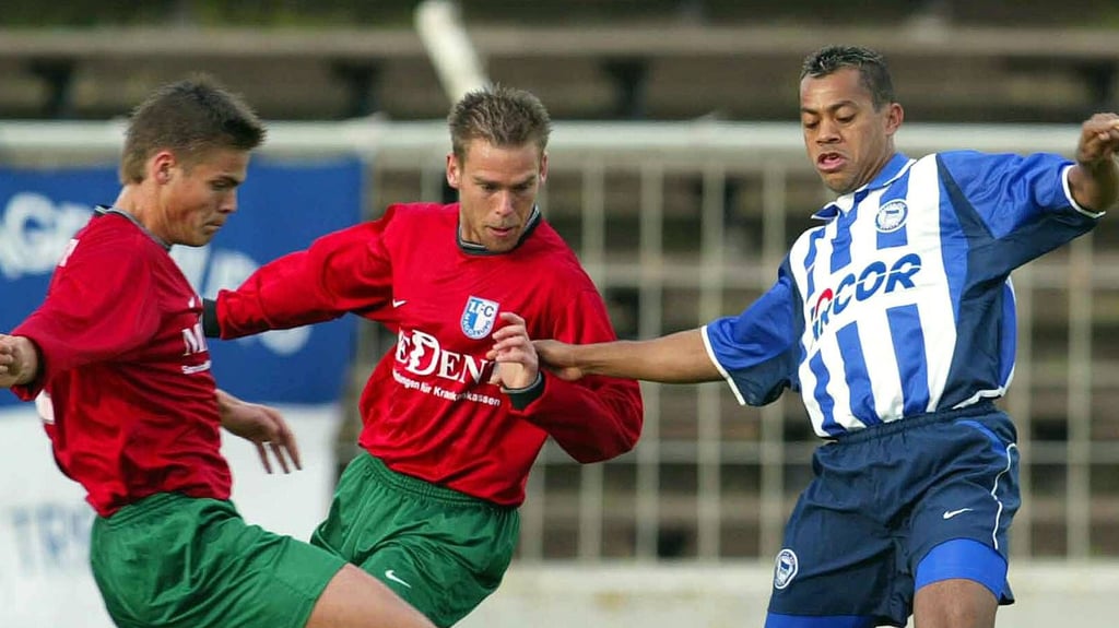 Steve Müller (l.) und Timm Kreibich (beide 1. FC Magdeburg) gegen Hertha-Legende Marcelinho beim Testspiel in der Saison 2003/2004.
