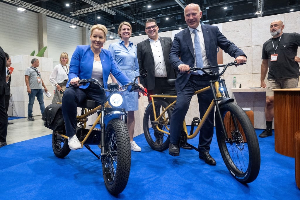 Berlins Wirtschaftssenatorin Franziska Giffey (l.) mit dem Regierenden Bürgermeister Kai Wegner (r.) auf der Internationalen Funkausstellung (IFA) in Berlin.