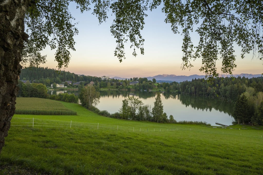 Der neue Slow Trail in Kärnten führt auf 6,5 Kilometern auch rund um den Maltschacher See - mit Aussicht auf die Nockberge.