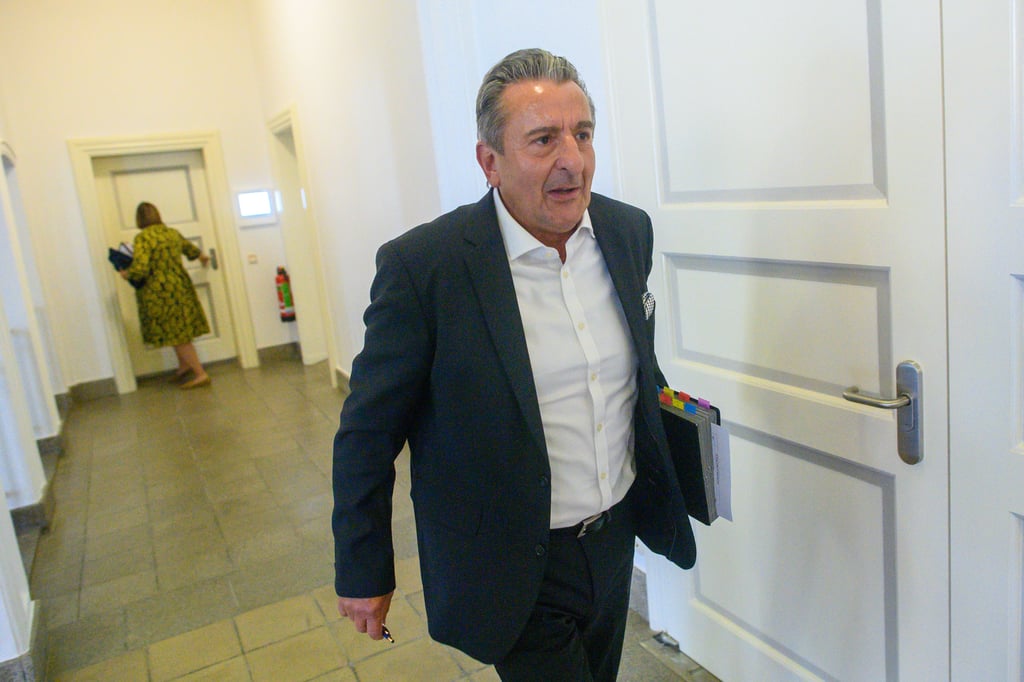 Gunnar Schellenberger steht seit fast zwei Wochen unter Druck. Er hatte das Konzert von Roland Kaiser in Magdeburg privat vom Dienstbalkon aus verfolgt, dazu aber mehrfach nicht die Wahrheit gesagt.