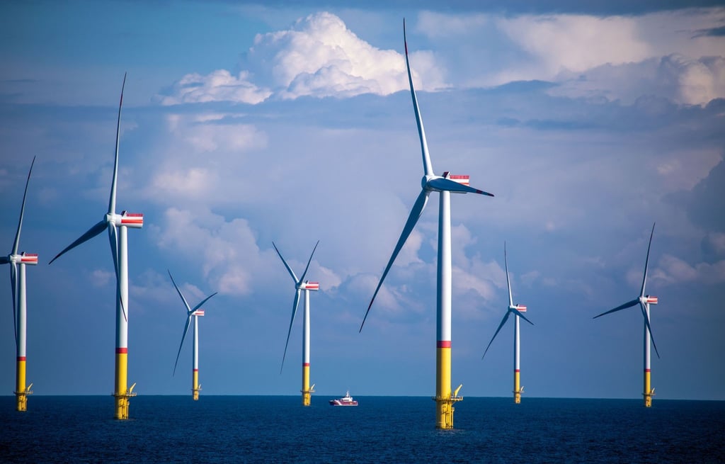 Windräder stehen auf See.