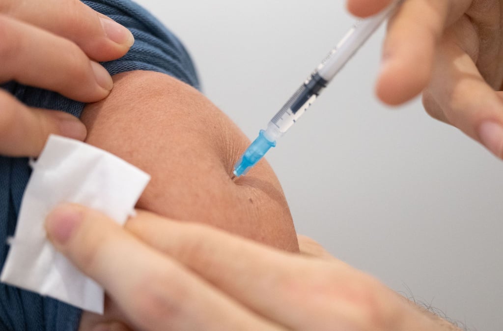 Ein an neue Varianten angepasster Corona-Impfstoff wird voraussichtlich ab dem 18. September in Arztpraxen und Apotheken erhältlich sein.