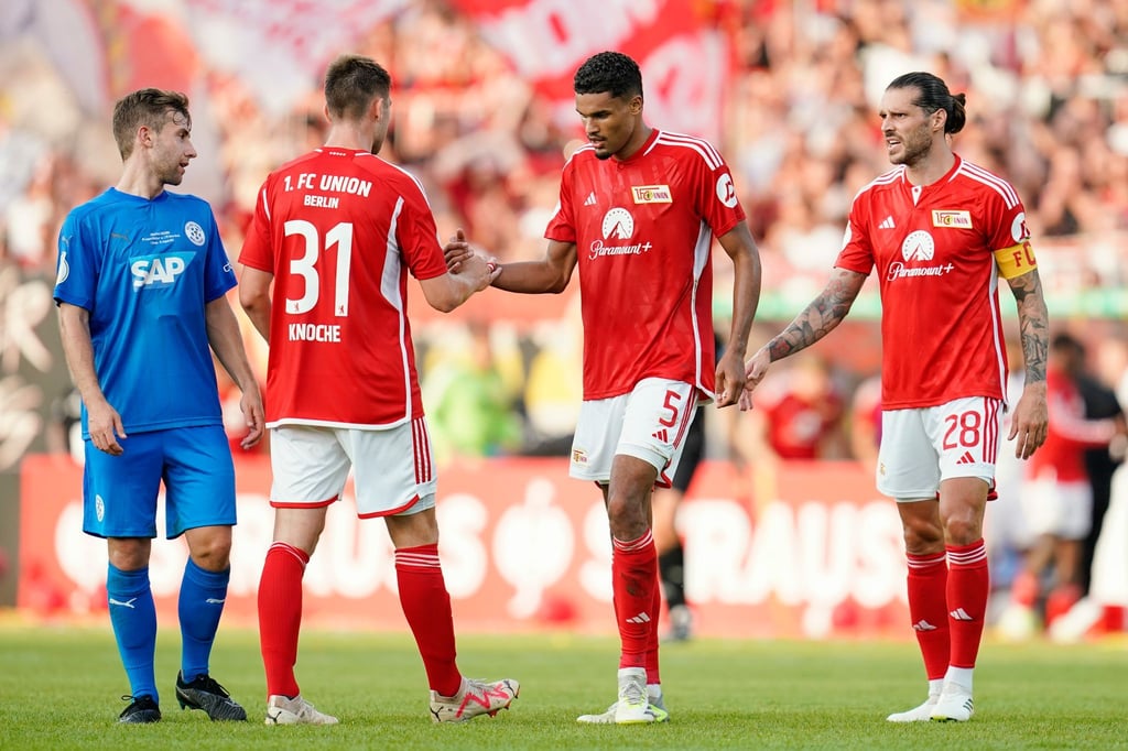 Berlins Robin Knoche (l-r), Berlins Danilho Doekhi und Berlins Christopher Trimmel.