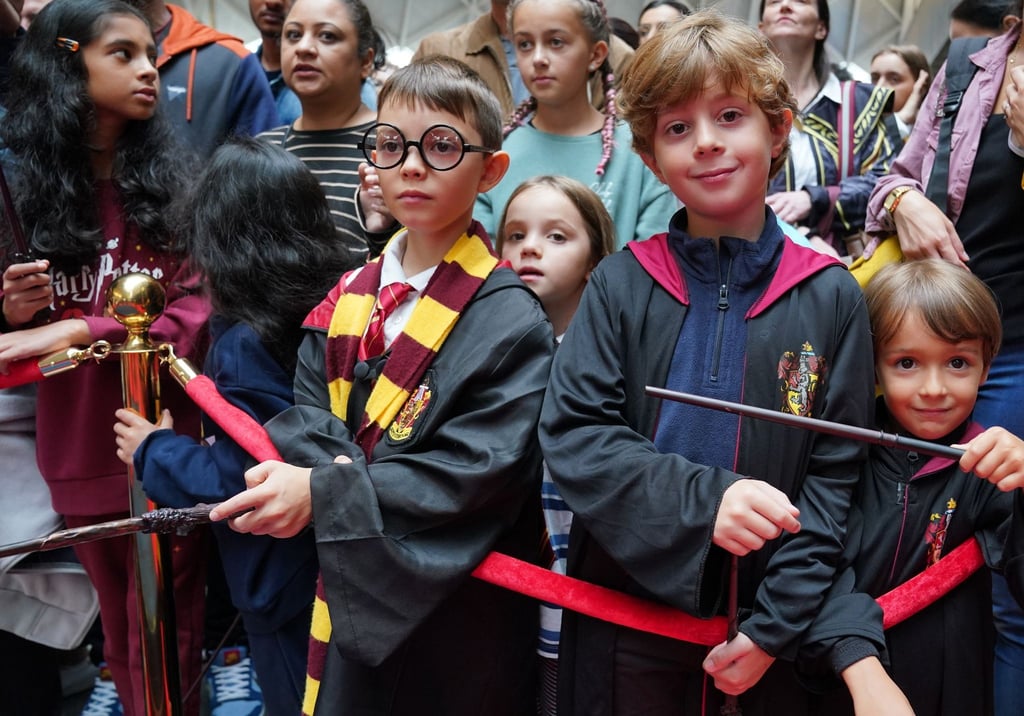 Harry-Potter-Fans versammeln sich während des jährlichen „Back to Hogwarts Day“ am Bahnhof Kings Cross.