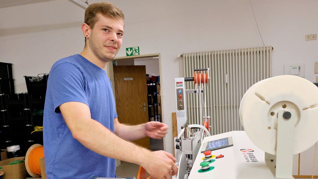 An dieser Maschine schneidet Tim Kesler die bestellten Waren auf Länge.