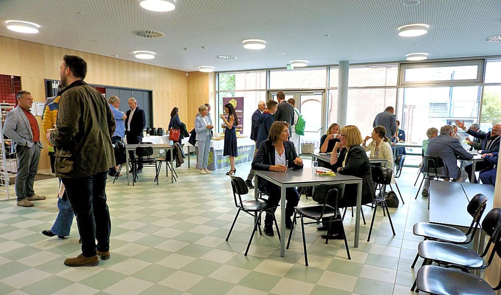 Die neue Mensa ist jetzt schon der Renner. Im Oktober sollen auch Lehrer und Schüler der benachbarten Grundschule hier Mittagessen oder Pause machen können.