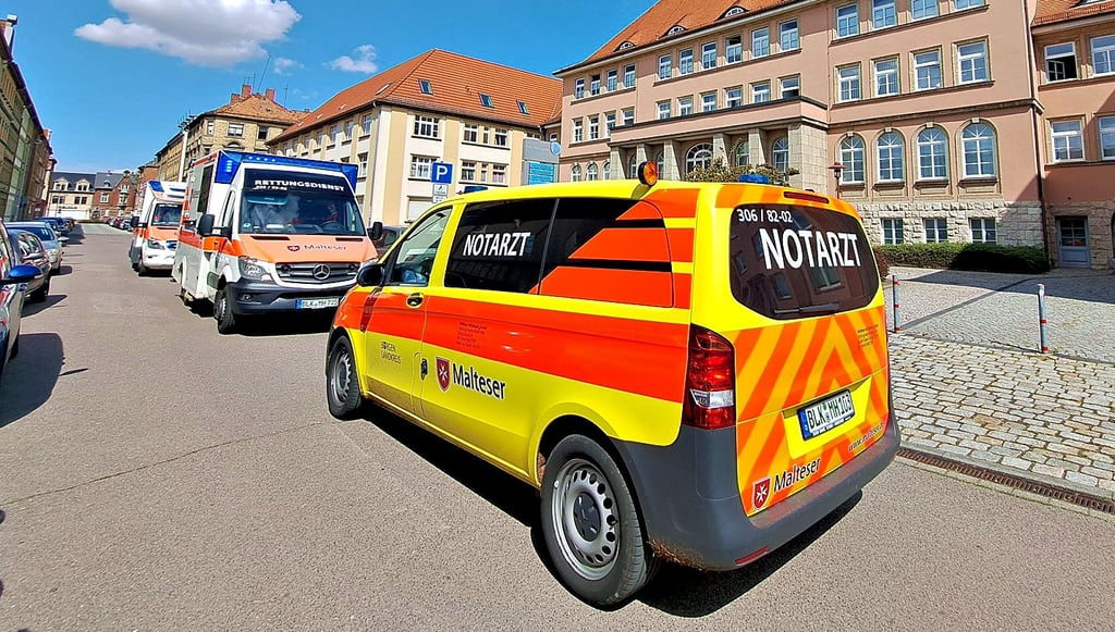 Rettungswagen sollen bei lebensbedrohlichen Situationen eingreifen – wie hier bei einem Notfall in einer Arztprxis in Weißenfels.