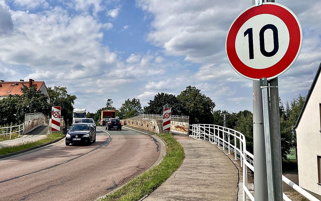 Nur noch mit 10 km/h geht es für den motorisierten Verkehr über die Zerbster Brücke. Für deren Neubau hat die Stadt Pläne entwickelt.