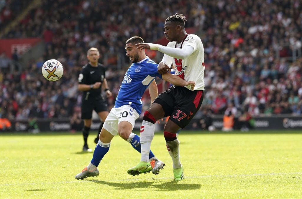Armel Bella-Kotchap (r) wird vom FC Southampton nach Eindhoven verliehen.