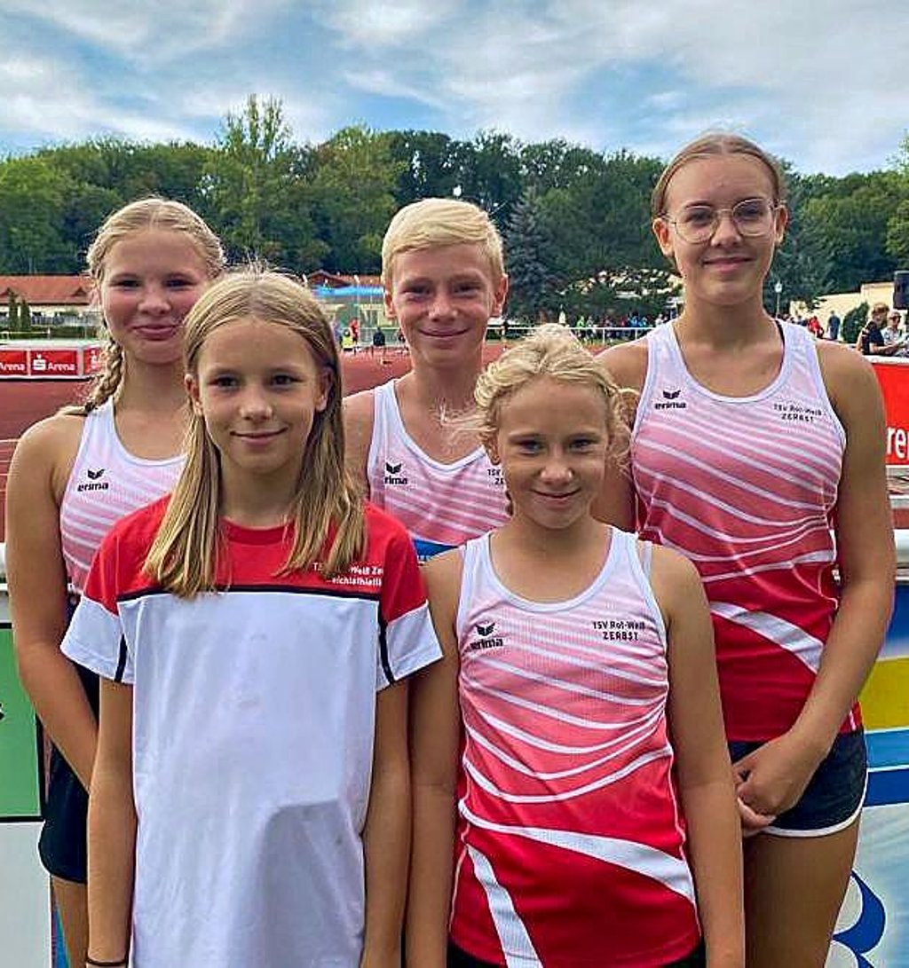 Clara Krug, Laura Heine, Franz Elmenthaler, Luise Elmenthaler und Paula Heine freuen sich über ihre guten Leistungen beim 9. Stadtwerke-Cup in Bernburg. Es fehlte Lorelai Bergt.