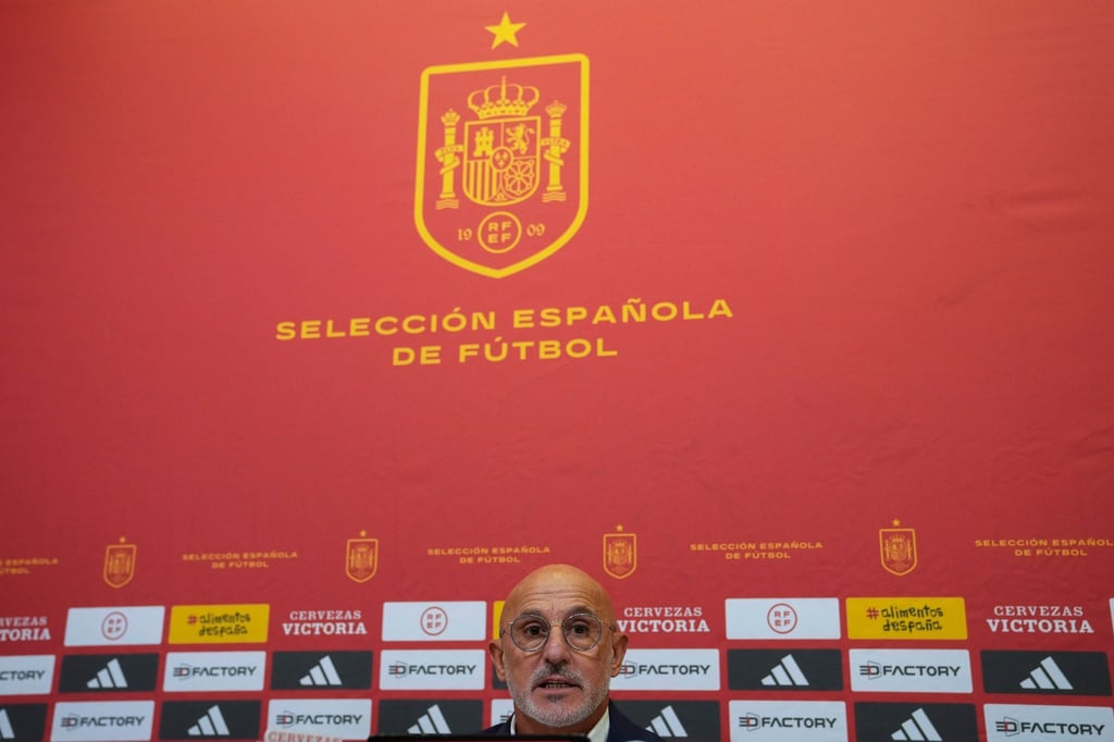 Spaniens Nationaltrainer Luis de la Fuente bedauert seinen Beifall während der umstrittenen Rede von Luis Rubiales.