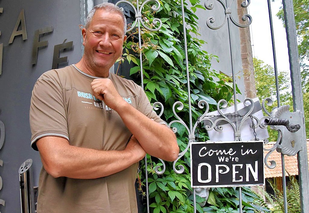 René Daalmann vor dem Café im Schloss Stiege: Das Lokal ist nur noch an den Wochenenden geöffnet.